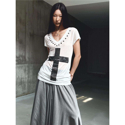 NONAME SPACE宽松亲肤舒适黑白t恤十字架烫钻V领短袖y2k亚比上衣