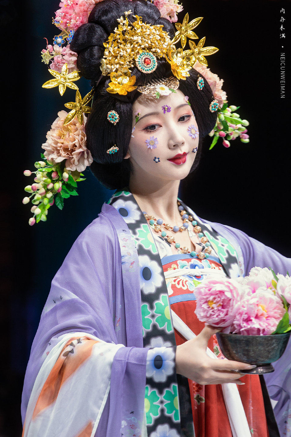 [HELU] HANFU - DUNHUANG 벽화는 당나라 기증자의 중국 의상을 복원합니다 - [XIANHUI]