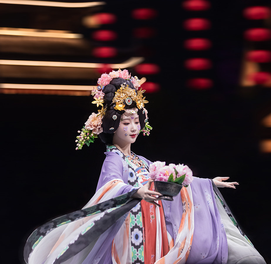 [HELU] HANFU - DUNHUANG 벽화는 당나라 기증자의 중국 의상을 복원합니다 - [XIANHUI]