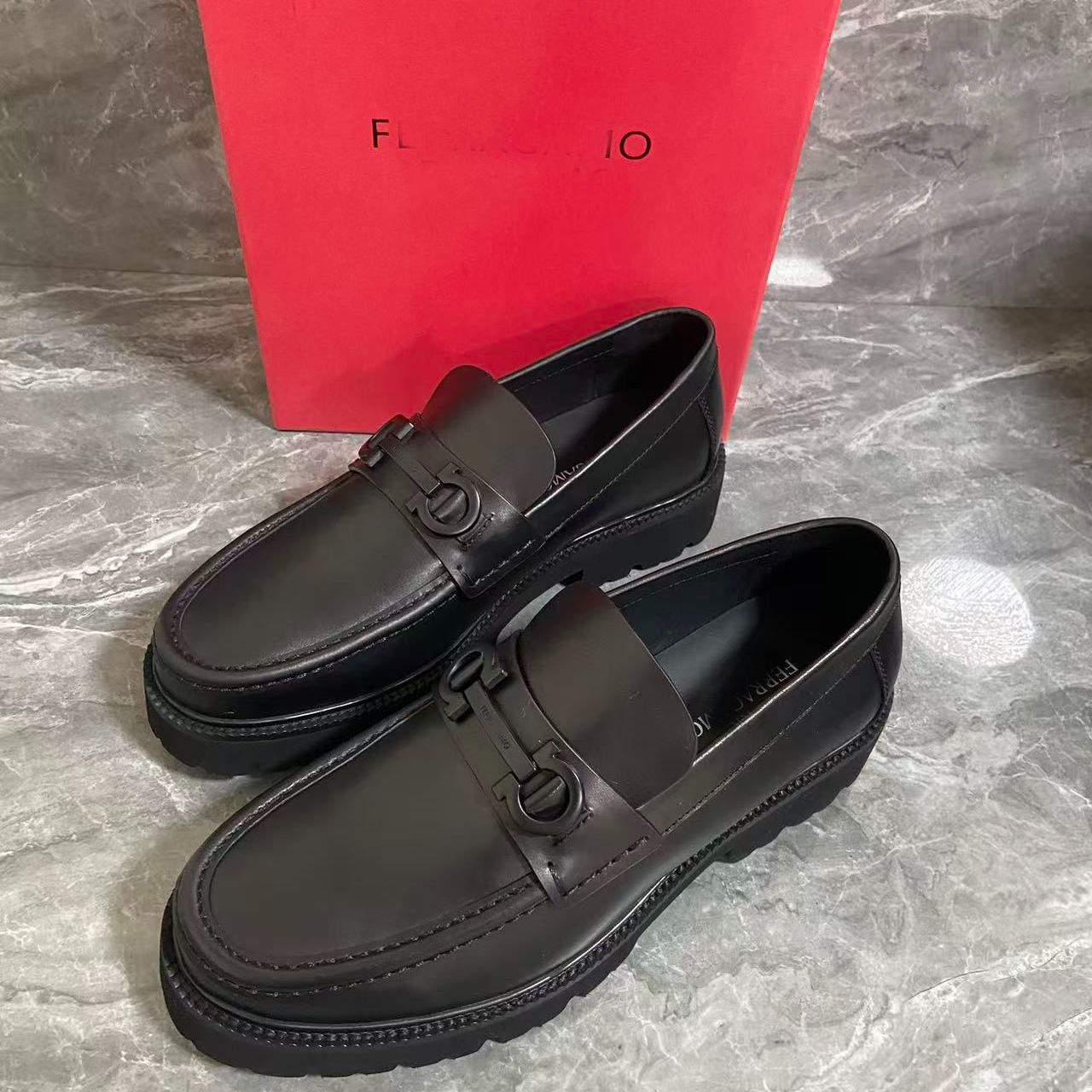 商场菲拉某品牌断码特价经典乐福休闲皮鞋