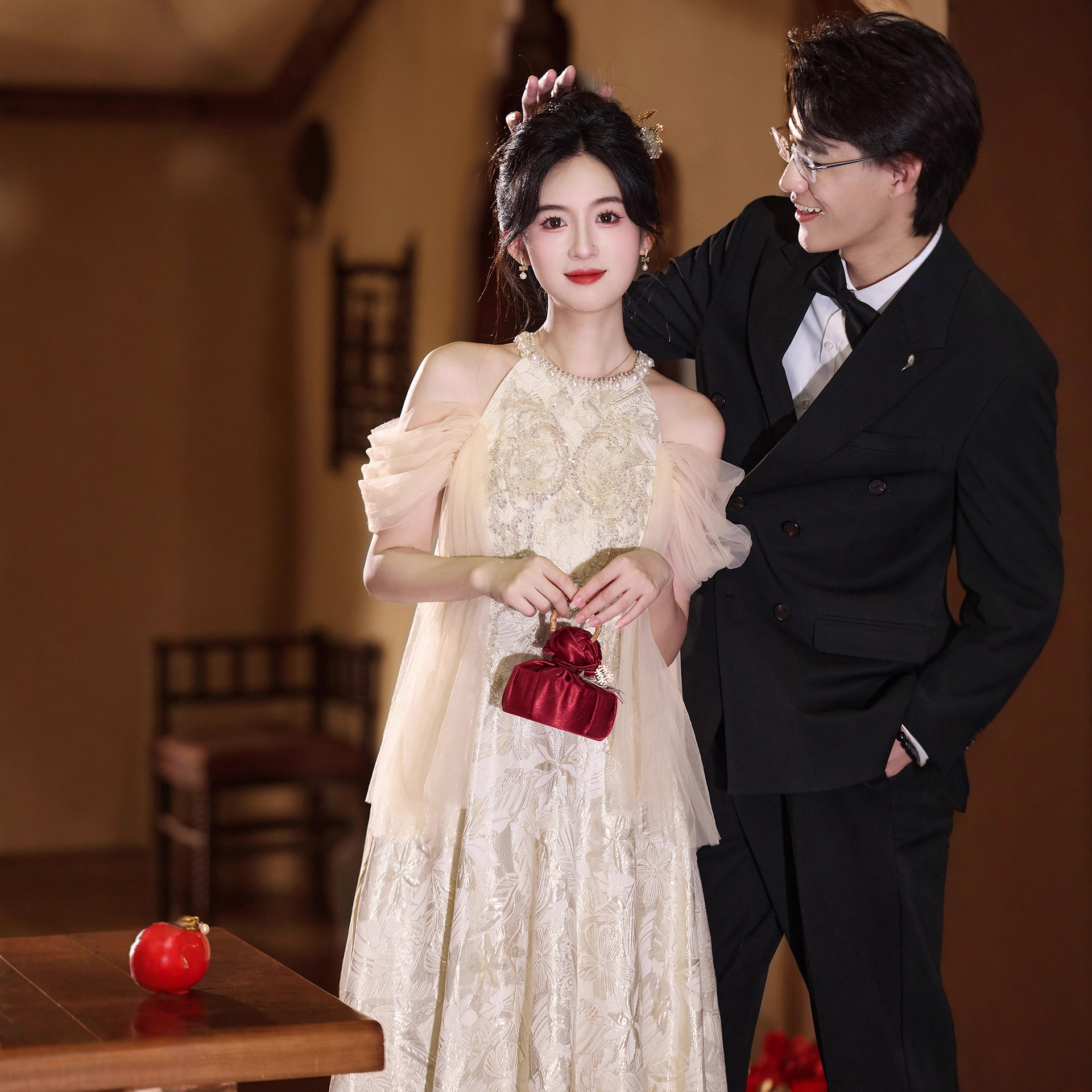 订婚礼服裙2025新款敬酒服晨袍新娘小众轻奢新中式挂脖无袖晚礼服