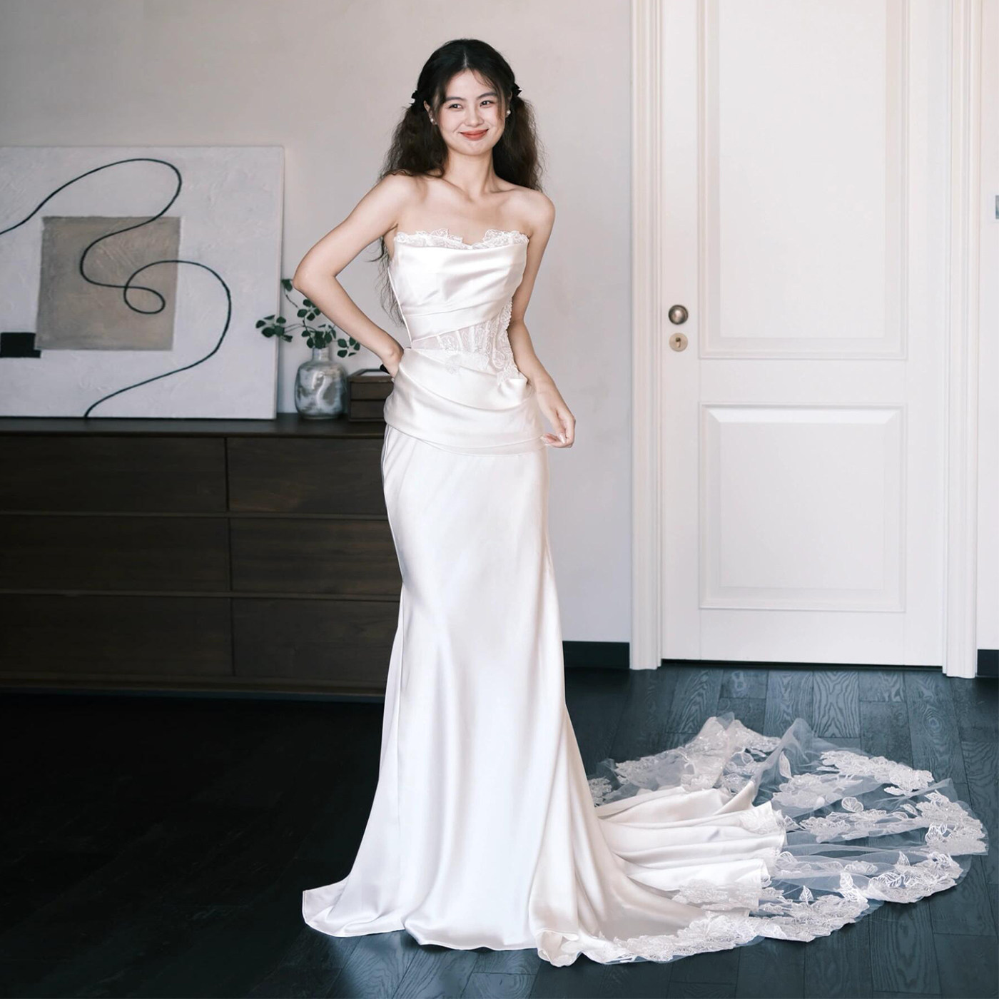 法式缎面轻婚纱小众抹胸轻奢订婚鱼尾蕾丝森系白色迎宾出门纱礼服