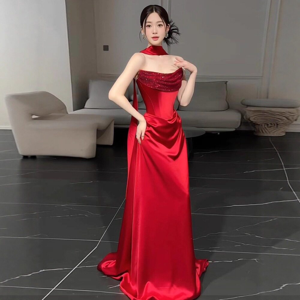 红色缎面抹胸闪钻敬酒服2026新款小众生日宴会答谢订婚新娘晚礼服