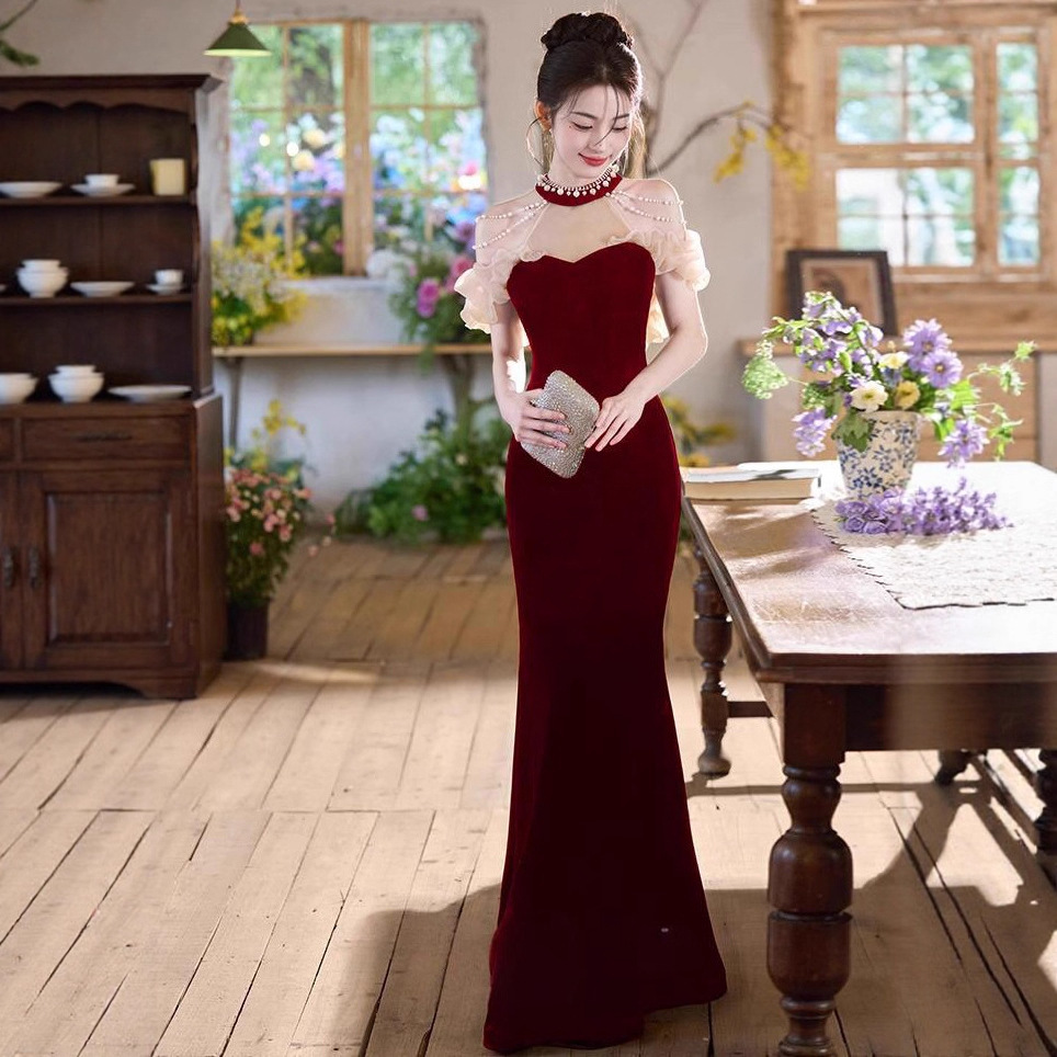 红色挂脖敬酒服新娘晨袍2025新款轻奢小众订婚晚礼服结婚鱼尾裙子