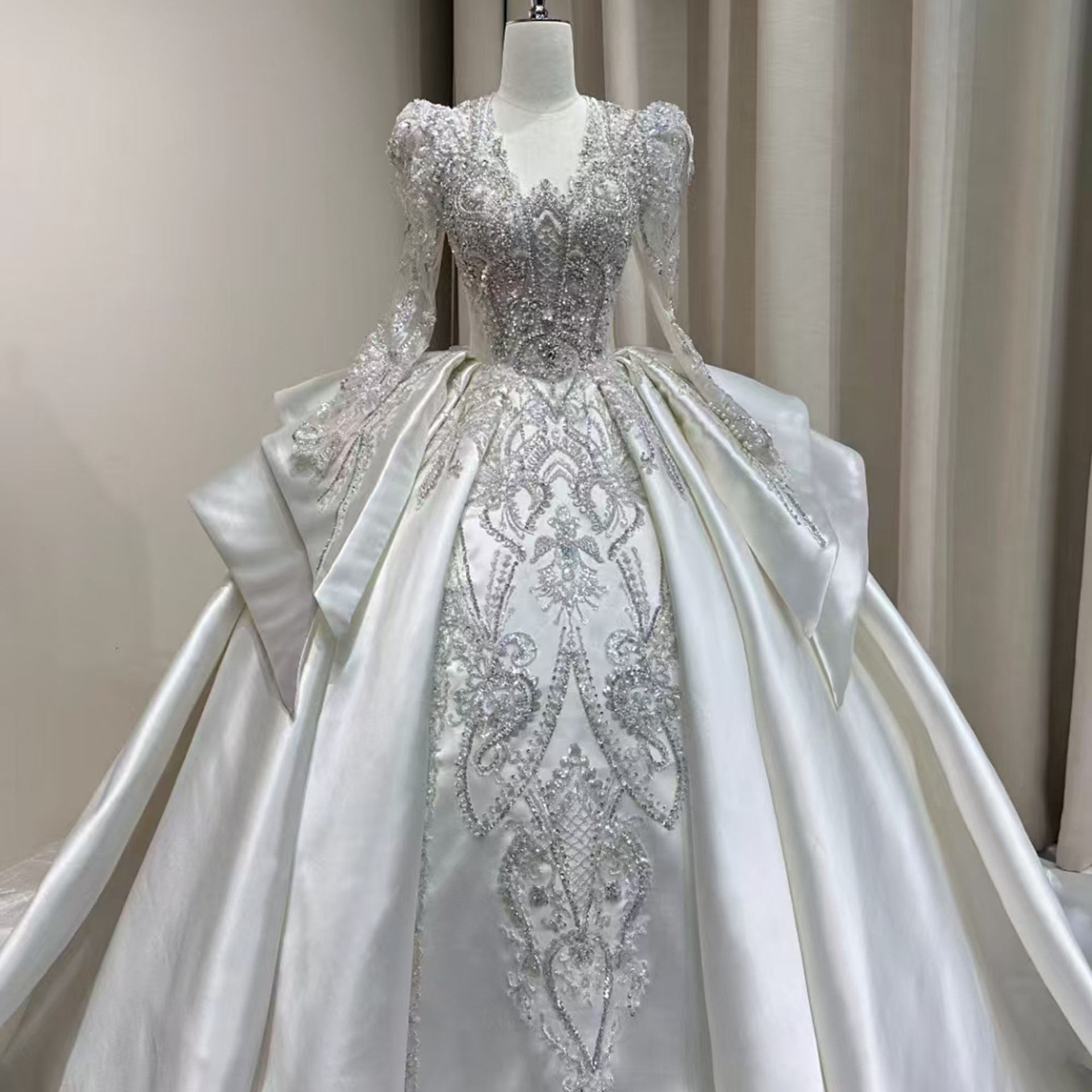 缎面长袖V领复古高级感重工主婚纱2025新款拖尾新娘礼服蓬蓬裙