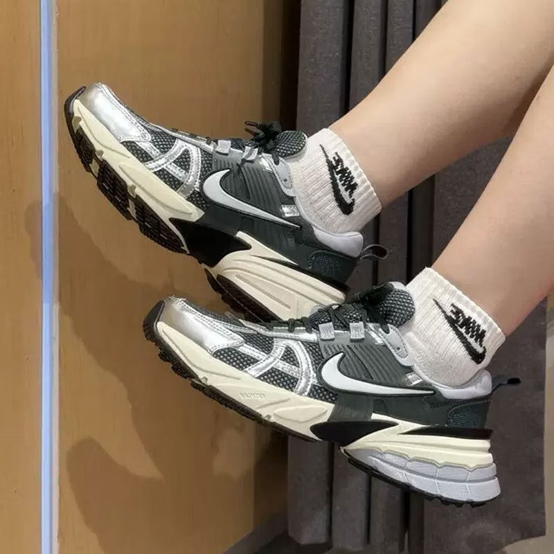 Nike耐克男鞋V2K Run 白绿复古老爹鞋厚底运动休闲跑步鞋HJ4497