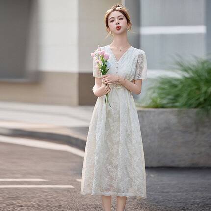 2026夏季新款女装绣花减龄透气V领收腰显瘦中长款连衣裙遮肉显白