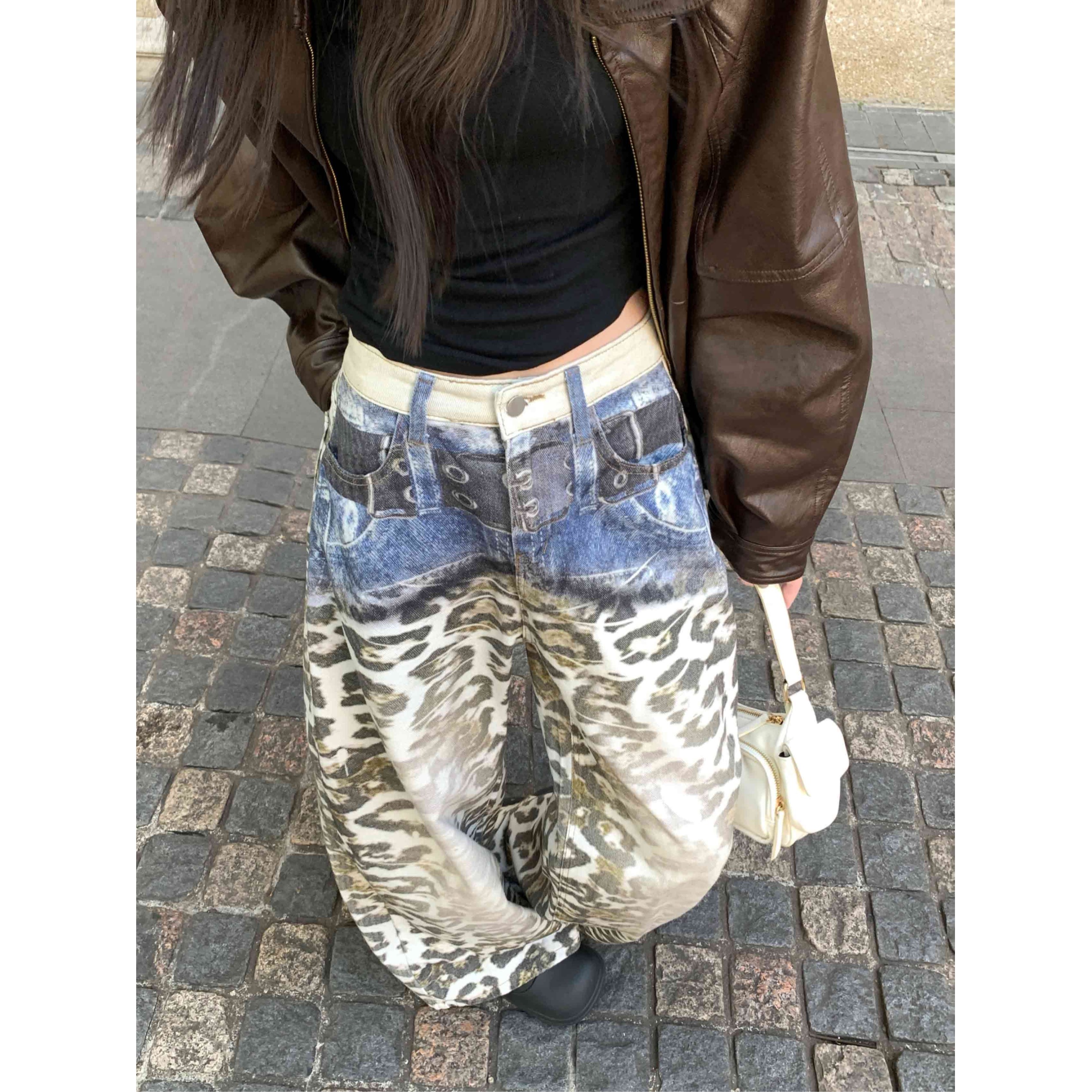 水洗复古豹纹数码印花弯刀牛仔裤