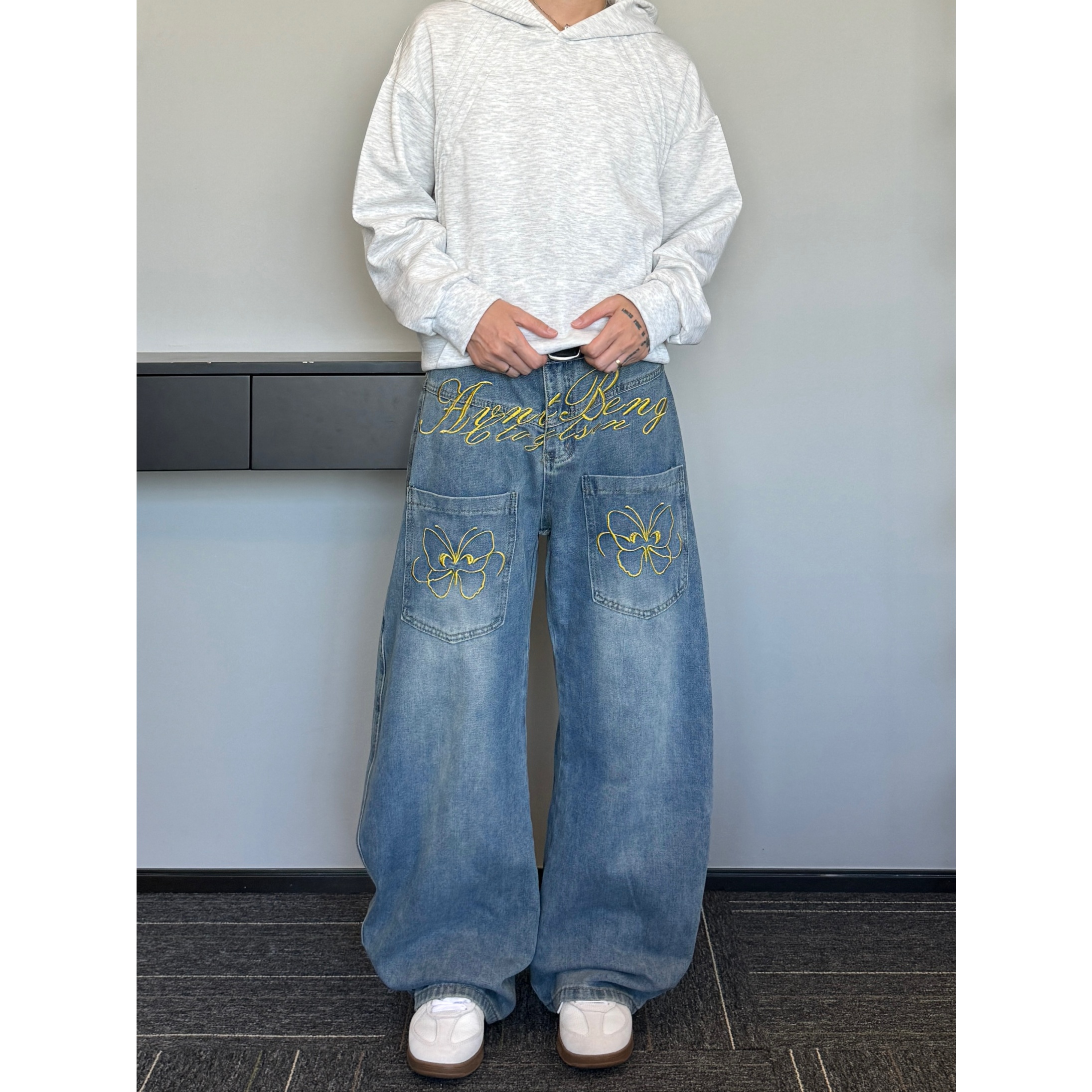 街头设计反穿口袋弯刀刺绣牛仔裤