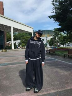 包邮2026年8月韩国东大门男装gather字母印花连帽拉链卫衣