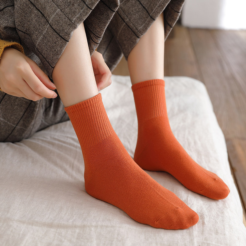 新品秋冬纯棉女袜 刺绣小花中筒袜子 女全棉袜高腰印字潮袜黑白色