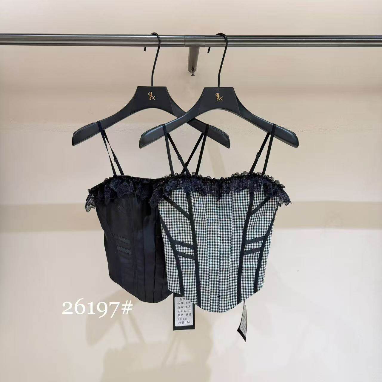 2026早秋新韩版性感蕾丝拼接辣妹v领吊带缎面背心女内搭打底修身