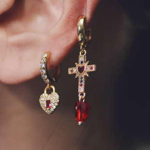 VINTAGE复古风十字架耳环女神范轻奢风血红色桃心耳骨环镶钻耳扣