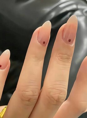 裸色小红点手工穿戴美甲