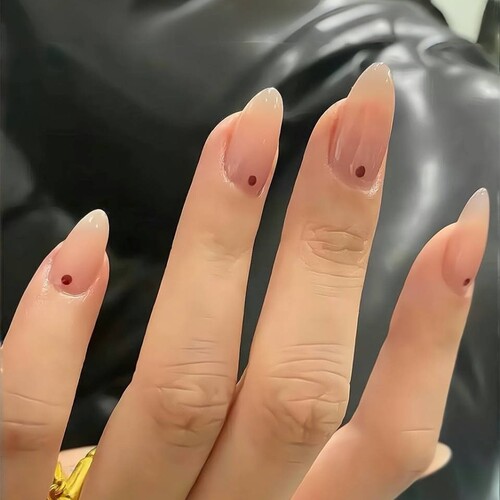 裸色小红点手工穿戴美甲