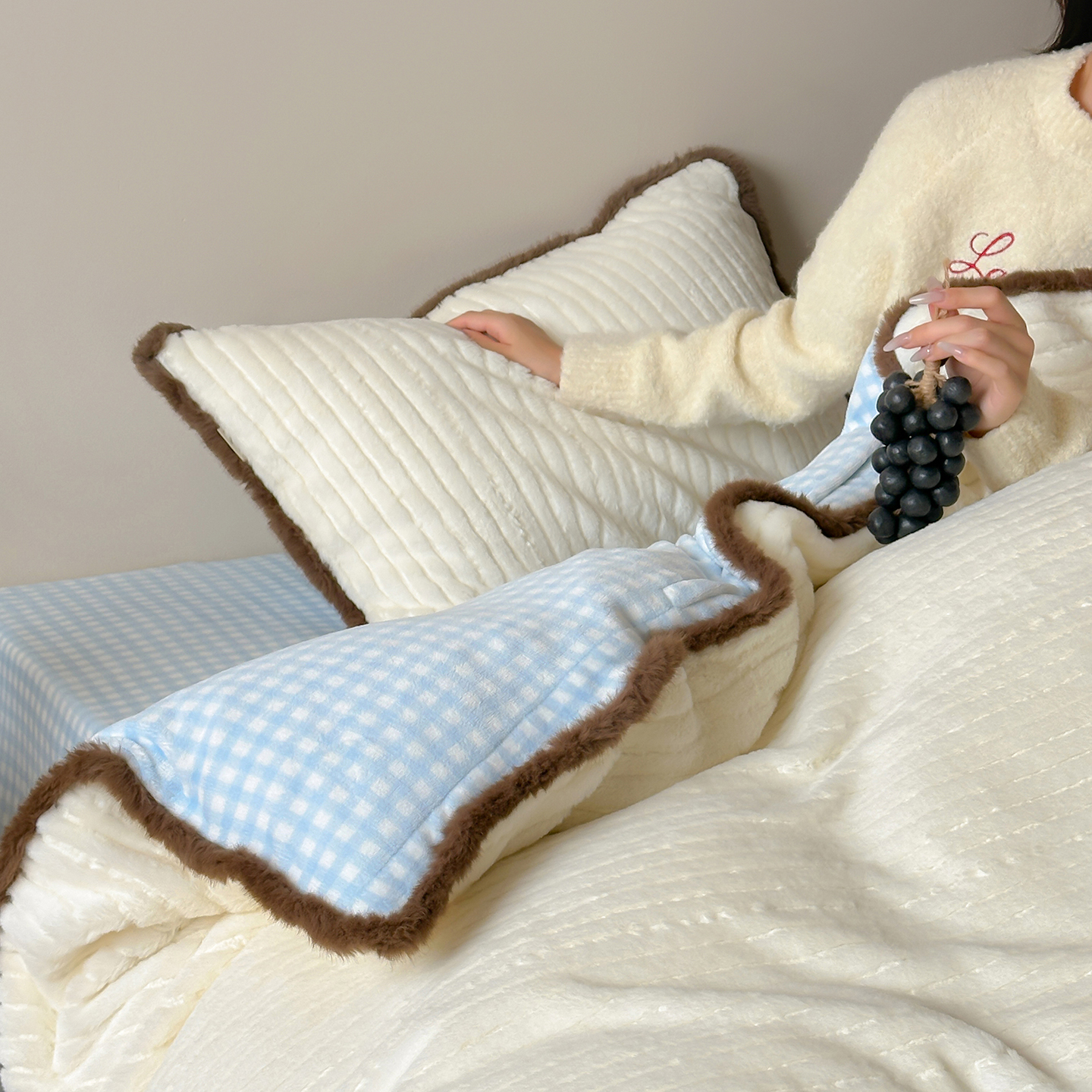 简约女生雕花绒四件套加厚保暖仿兔兔绒珊瑚绒被套牛奶绒床单冬季