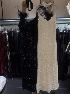 2026年会礼服高级感珠片丝绒吊带气质百搭V领连衣裙秋冬打底长裙