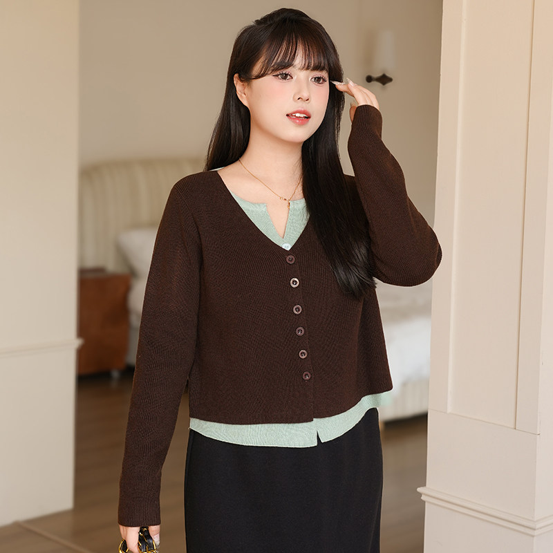 慕翎大码女装假两件V领针织开衫女胖mm显瘦百搭纽扣上衣咖色毛衣