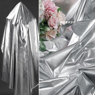 亮银色皮料羽绒服面料 光泽轻薄反光无弹力防水棉服背景设计布料