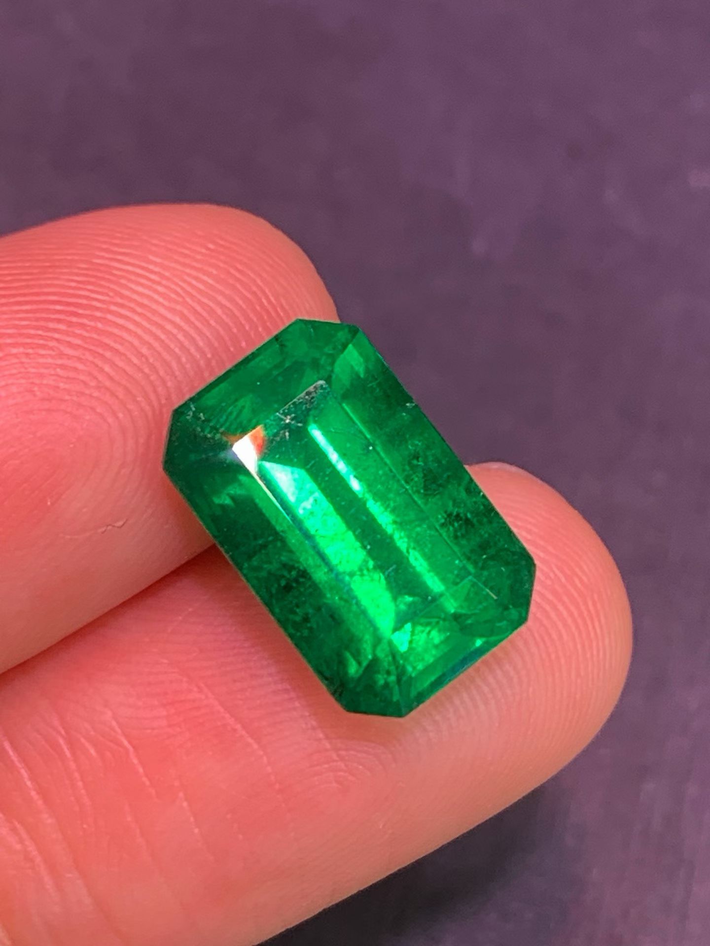 天然沃顿祖母绿裸石重5.63ct，颜色沃顿绿，晶体也佳，火彩好图片