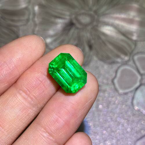 天然祖母绿刻面裸石 6.4克拉纯正玻璃体，Vividgreen，无油