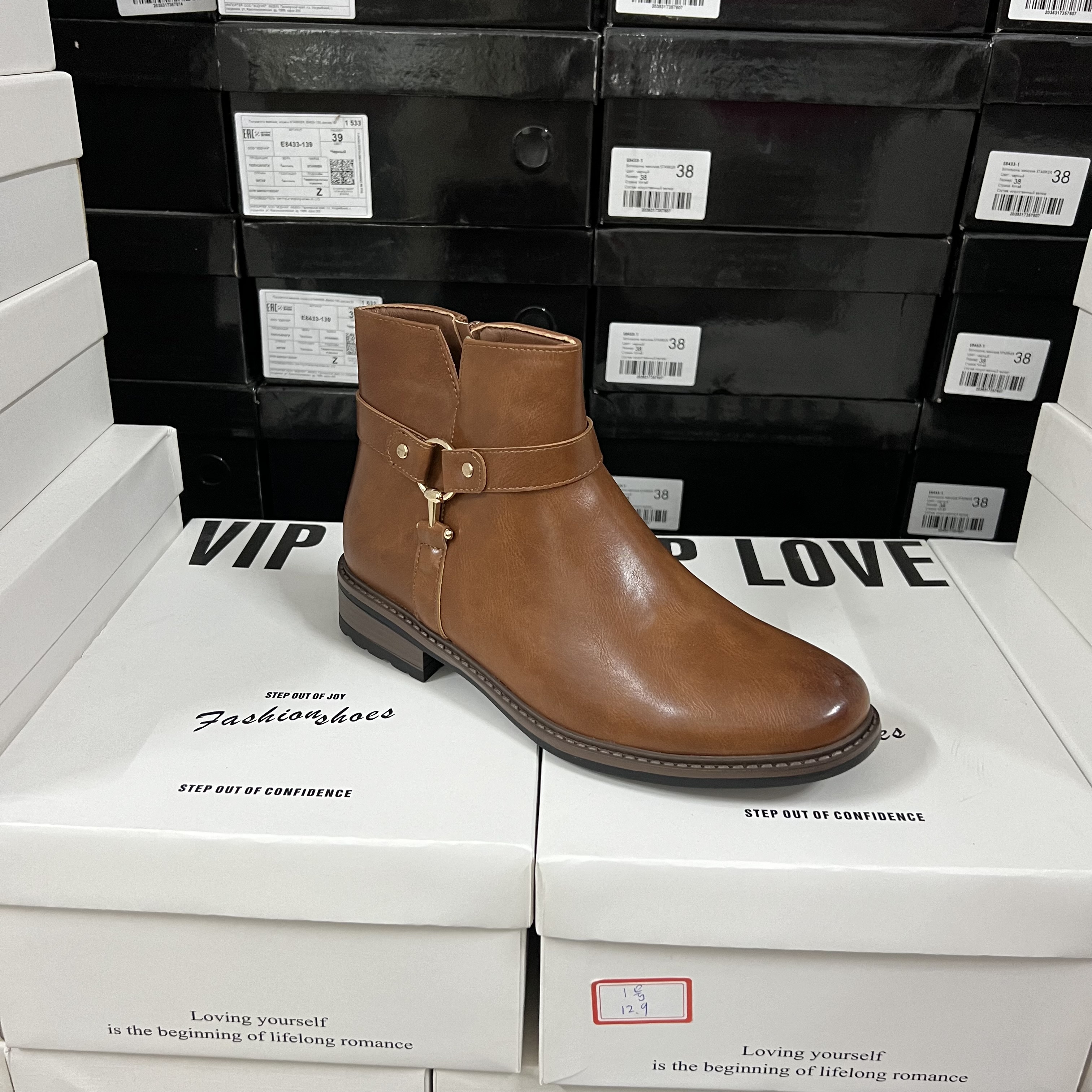 时尚女靴原单出口外贸断码捡漏圆头低跟金属扣装饰短靴