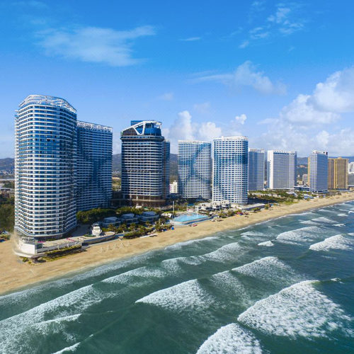 【位置优越】紧邻沙滩、出行便利，阳台直面大海，海景视野佳 【亲子出游】趣玩泡泡池、室内外儿童乐园及水乐园，带小孩一起探索 【网红打卡】坐拥无边际泳池，畅享蔚蓝的舒适，随拍就是一张大片 【礼遇丰富】入住享无边际泳池、网红秋千、玻璃栈道参观、美拍3张等