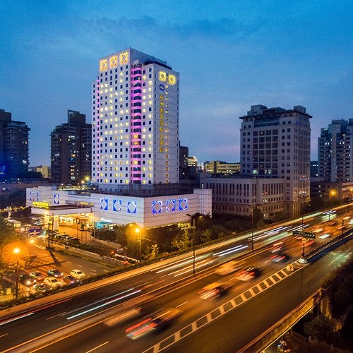 周末不加价+五一端午加价可用 酒店位于湖滨商圈，可步行至西湖景区 有效期至26年7月6日