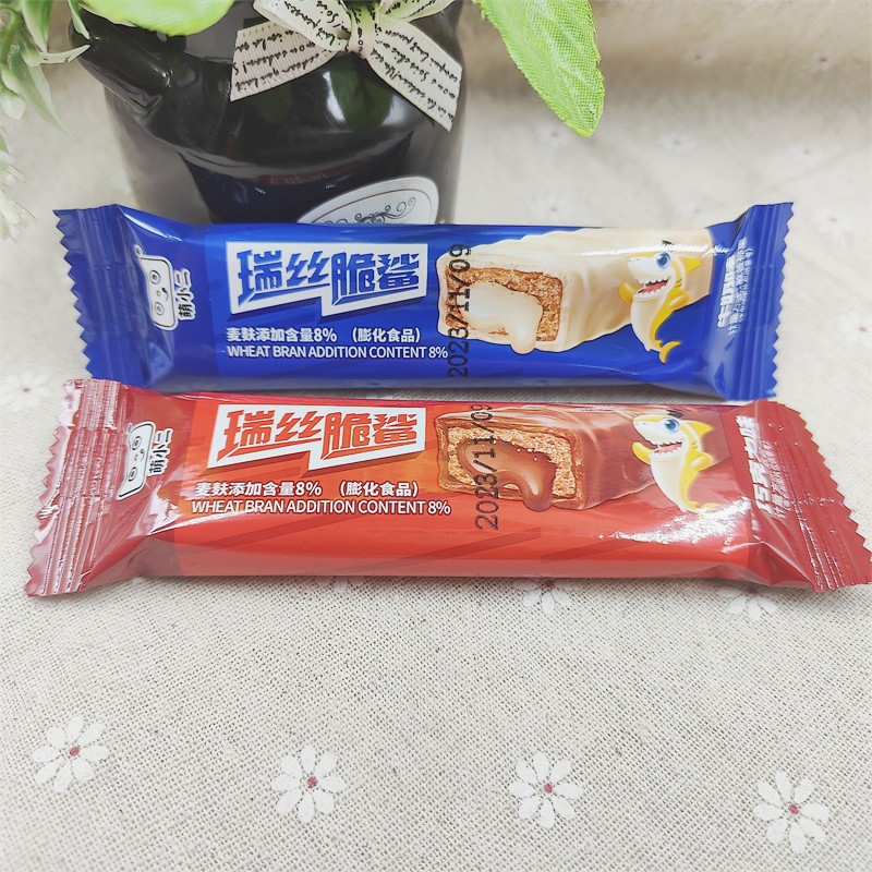 萌小二瑞丝脆鲨牛奶味巧克力味威化夹心涂层饼干代可可脂500g包邮