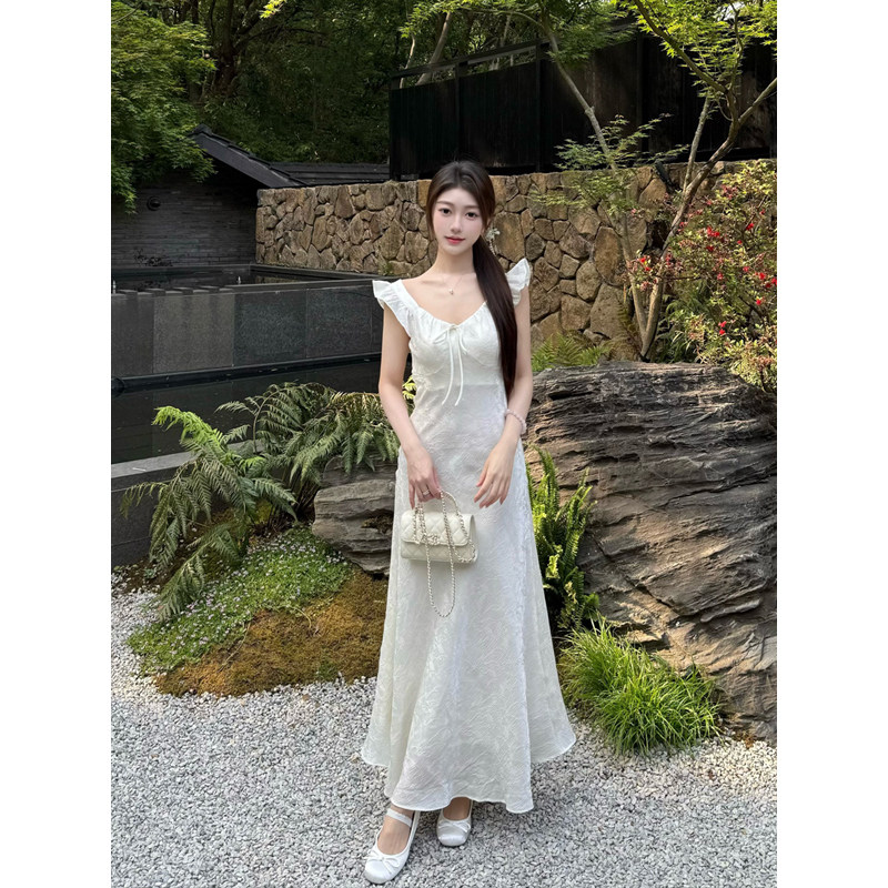 2025夏季新款白色法式复古V领飞飞袖提花连衣裙女收腰显瘦长裙