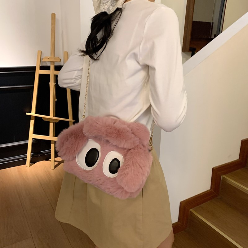 2025新款可爱毛绒大眼小猪斜挎包女少女百搭手提包毛毛包