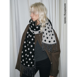 郑佰万 时髦精衣橱收录百搭宽面围巾女经典耐看黑白波点围脖保暖