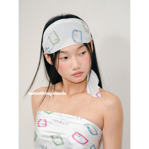 郑佰万自制hellokitty印花丝巾
