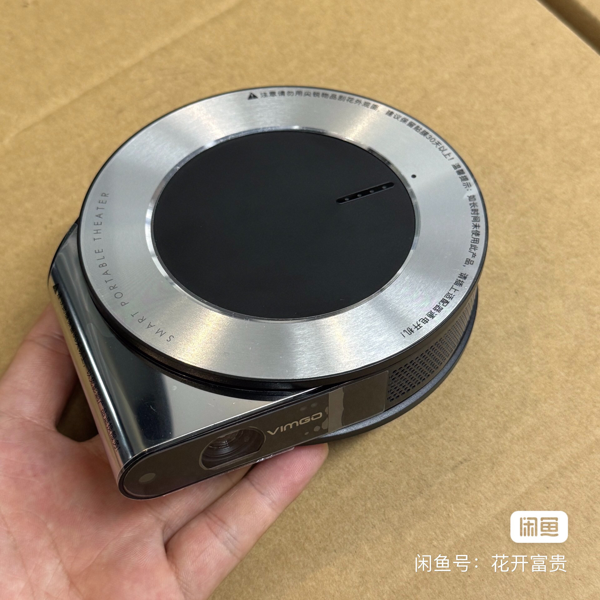 小型便携影院坚果i6投影仪 智能系统内置电池 超薄款圆形投影机