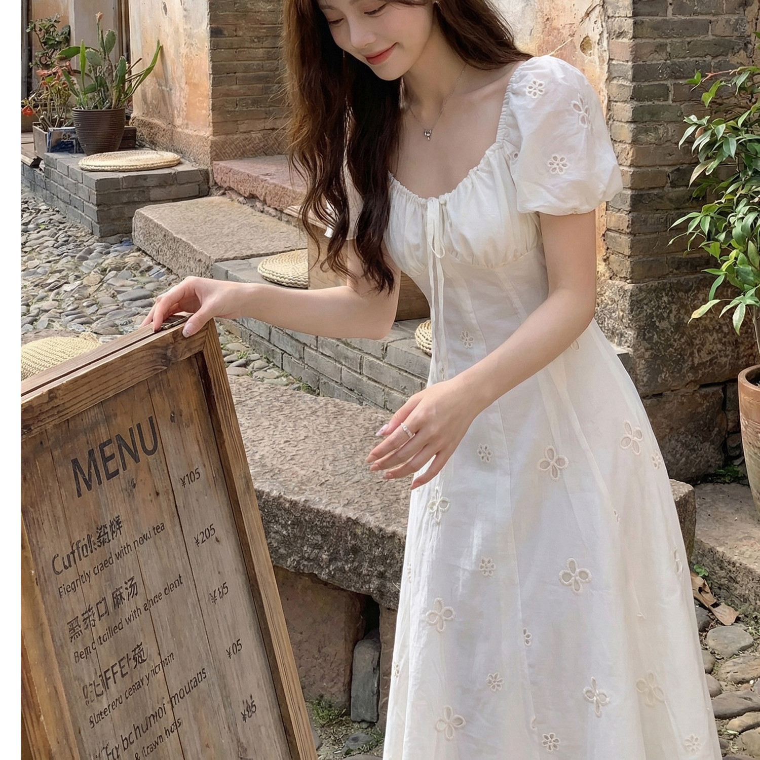 纯棉法式白色泡泡袖刺绣连衣裙女夏季甜美度假风收腰显瘦长裙子