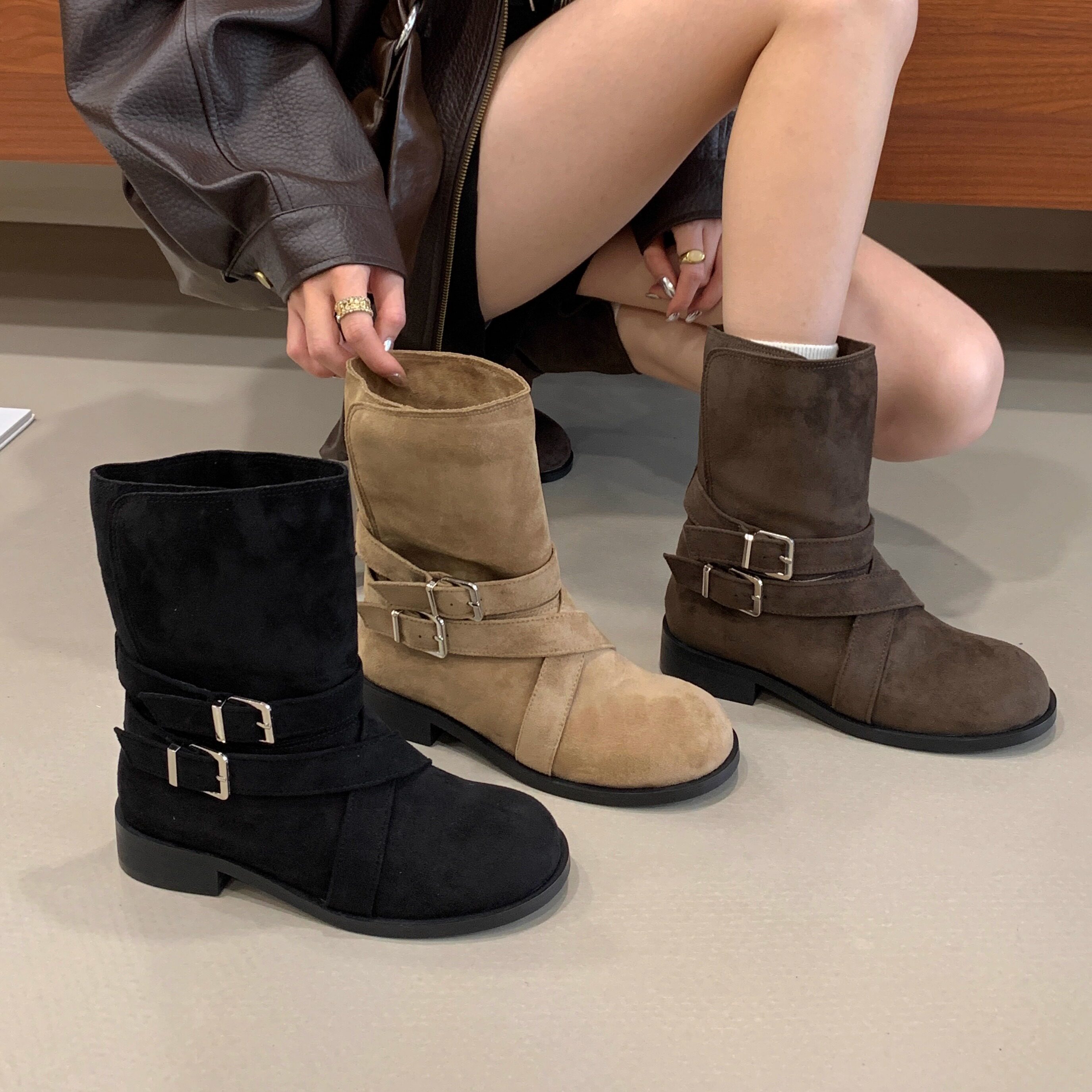 25年秋冬新款百搭圆头方跟皮带扣骑士机车中筒绒面韩版女靴短靴