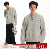 江南先生NewJNXS半开襟纽扣亨利领花纱毛衣后下摆皮标装 饰针织衫