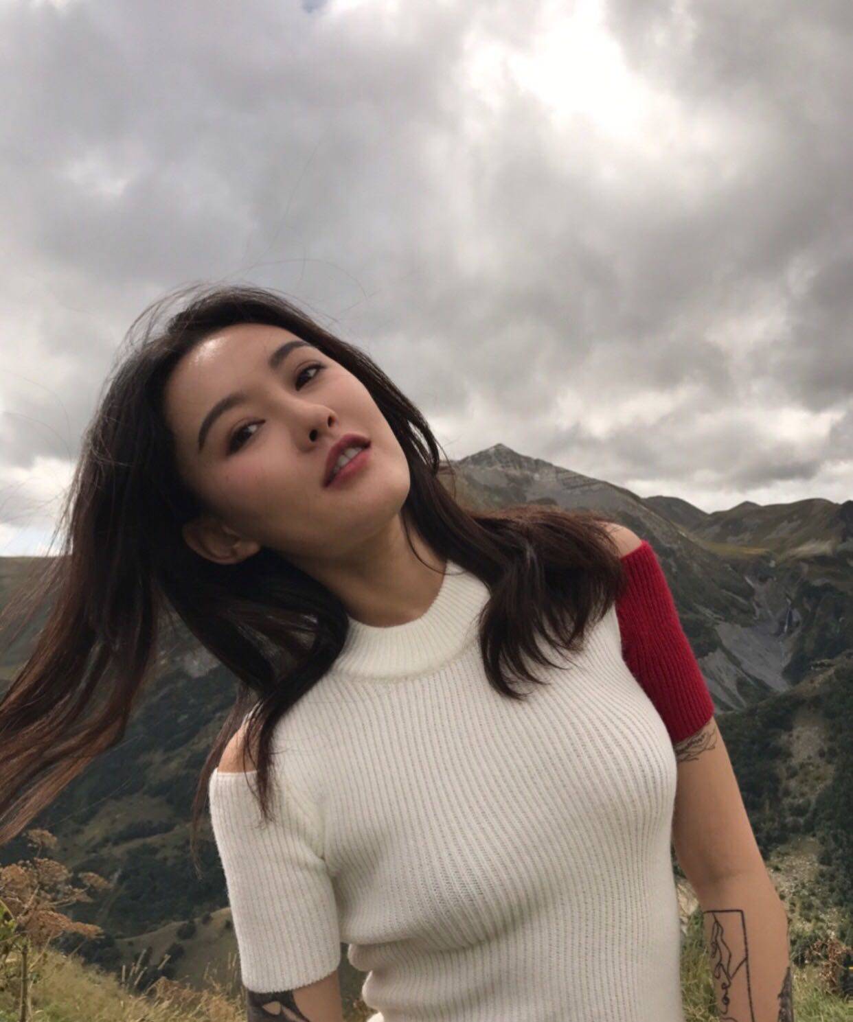 春秋紧身背心智仙生同款红配白露肩撞色半袖针织女羊绒短袖羊毛衣