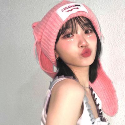 金采源粉色兔耳朵毛线帽子