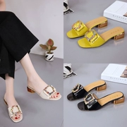 Hồng Kông gió 2019 thời trang mới rhinestone vuông cao gót sandal và dép nữ trong dày với một từ kéo bên ngoài mặc mùa hè hoang dã - Dép