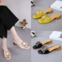 Hồng Kông gió 2019 thời trang mới rhinestone vuông cao gót sandal và dép nữ trong dày với một từ kéo bên ngoài mặc mùa hè hoang dã - Dép dép xinh