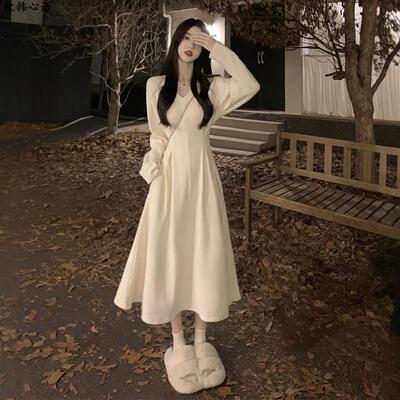 白色赫本风V领针织连衣裙