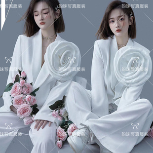 影楼写真拍照服装高定简约时尚白色西装个人形象照写真艺术照衣服