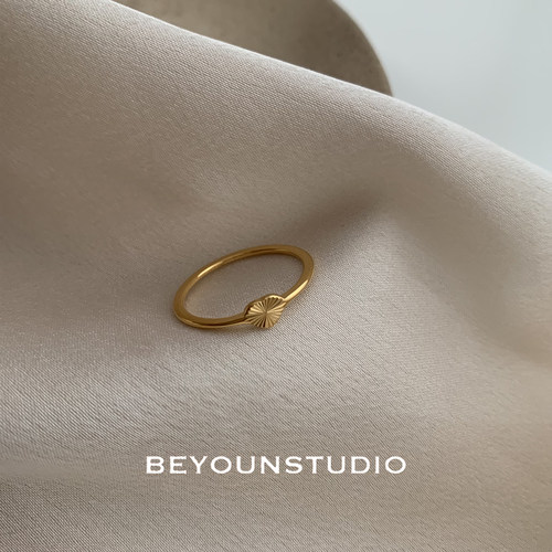 ZUORAN 迷你精致放射小爱心设计感钛钢镀18K金色气质百搭戒RF151