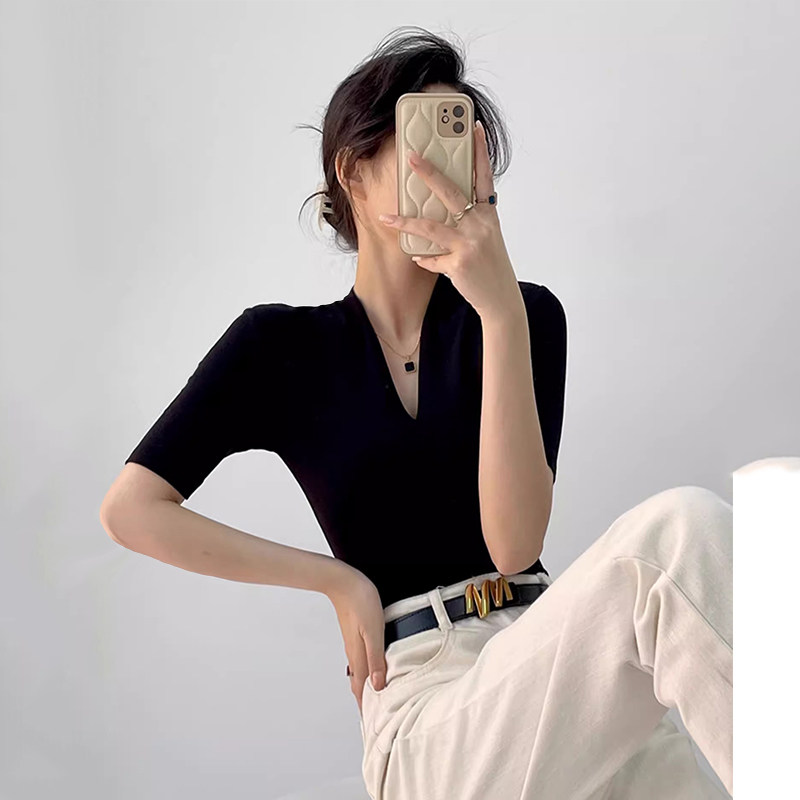 高级感黑色V领修身上衣女