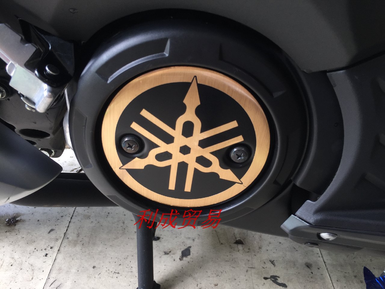 音叉标款式的TMAX 530引擎护盖贴花,40元是一对的价格,有多种颜色可选