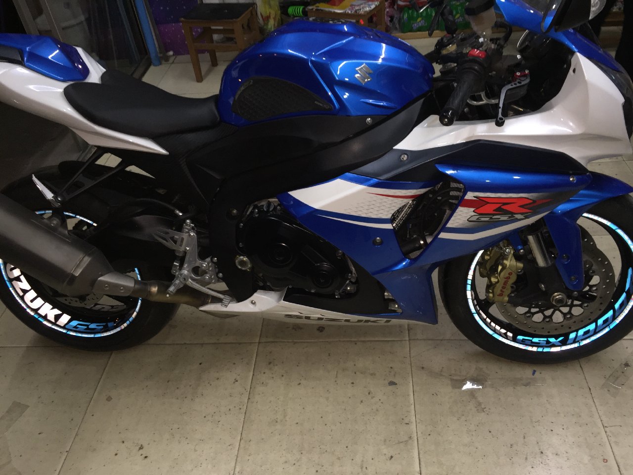 创意款GSX R1000彩色款轮框贴+内框加宽大钢圈贴，强力防水反光，轮框贴是一套起售(一套贴前后轮左右面)，内框大钢圈贴SUZUKI GSX R1000以单张25元起售(25元是单张后轮的价格)，默认发主图片颜色 反光银+反光蓝，可定制其它颜色及其它的车型