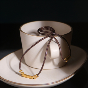 恋金 足金手工錾刻古法黄金 锤纹金弯管皮绳锁骨链 项链吊坠