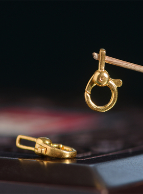 足金手工錾刻古法黄金龙虾扣卡子