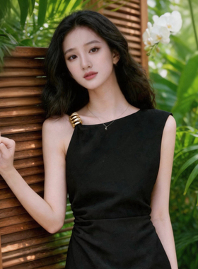 法式金属镶饰斜领不对称抽褶黑色连衣裙女夏季设计气质显瘦中长裙